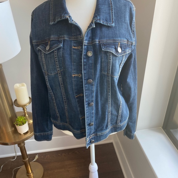 Caslon brand jean jacket, size L. Perfect to wear over sweaters for Fall! - Picture 2 of 5